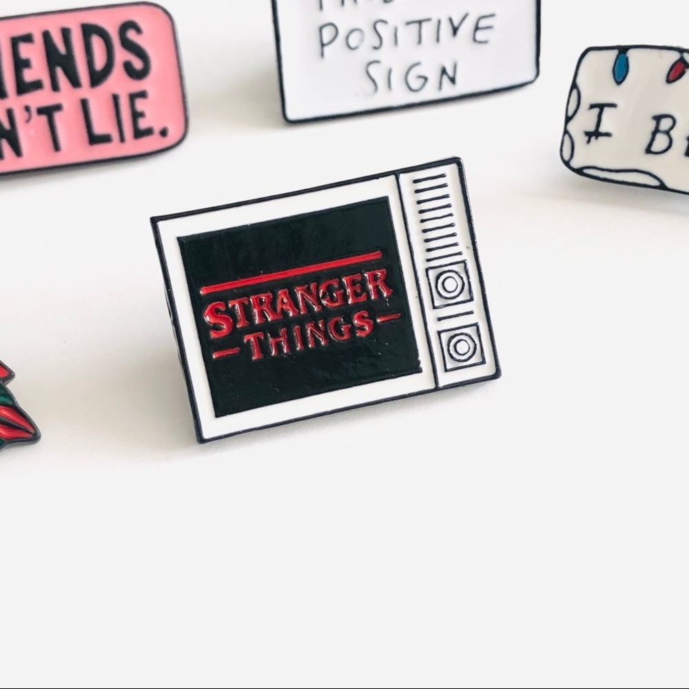Stranger Things 5 Piece Brooch / Pin Set - Picture 4 of 5